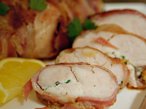 Kipfilet gevuld met roomkaas, omwikkeld met gerookt spek en milde kerriesaus