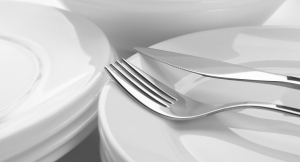 Porseleinen borden en bestek 